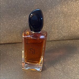 Giorgio Armani Si Perfume with Black Cap and Amber Hue